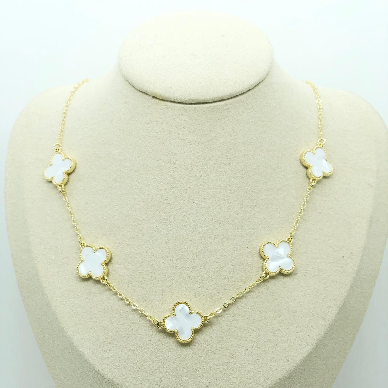 COLLAR TREBOL BLANCO