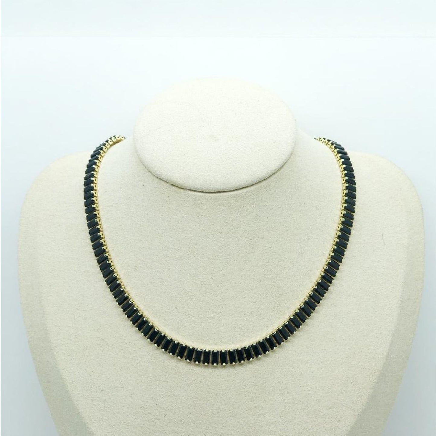 COLLAR  CIRCONES NEGROS
