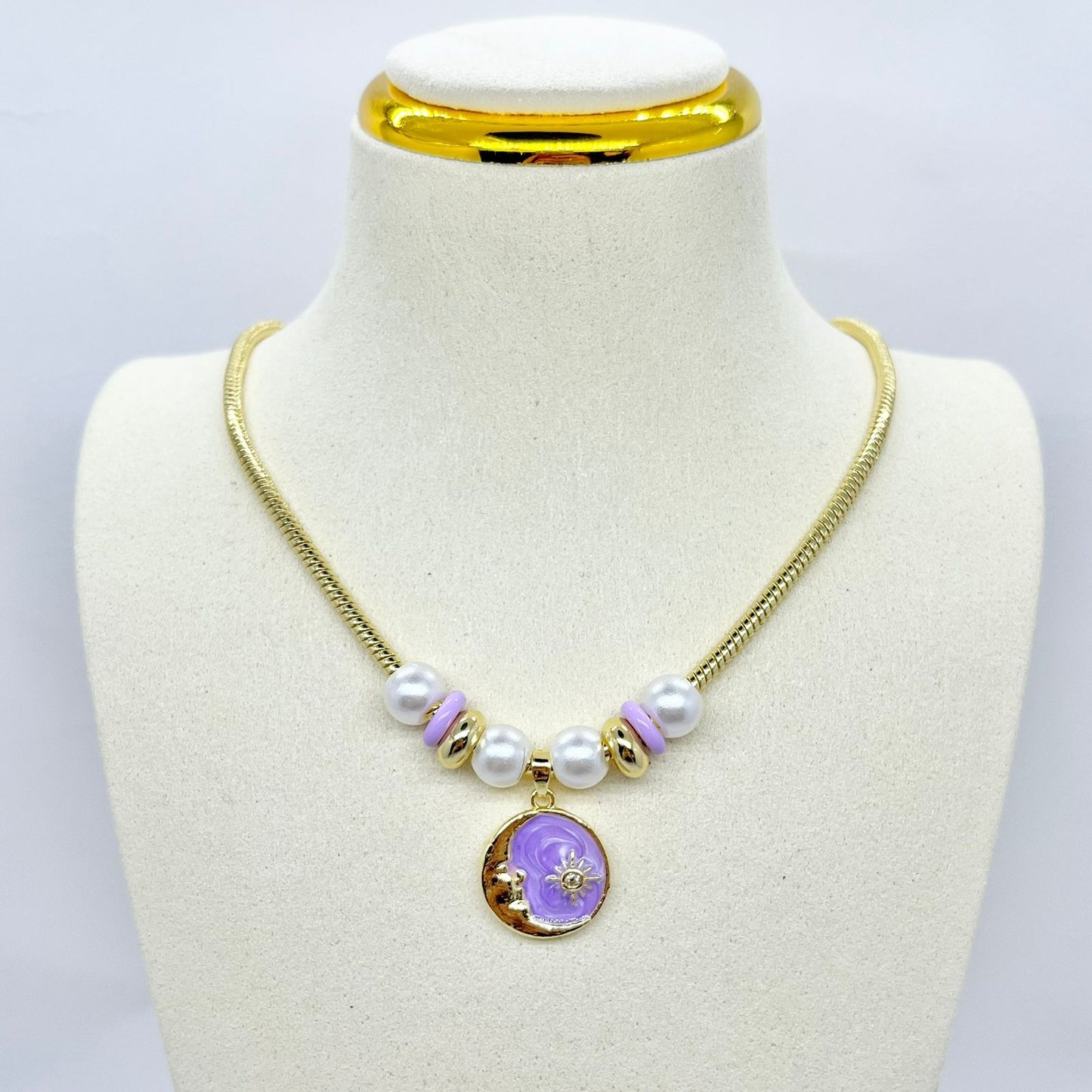 COLLAR PERLAS CON MEDIA LUNA LILA