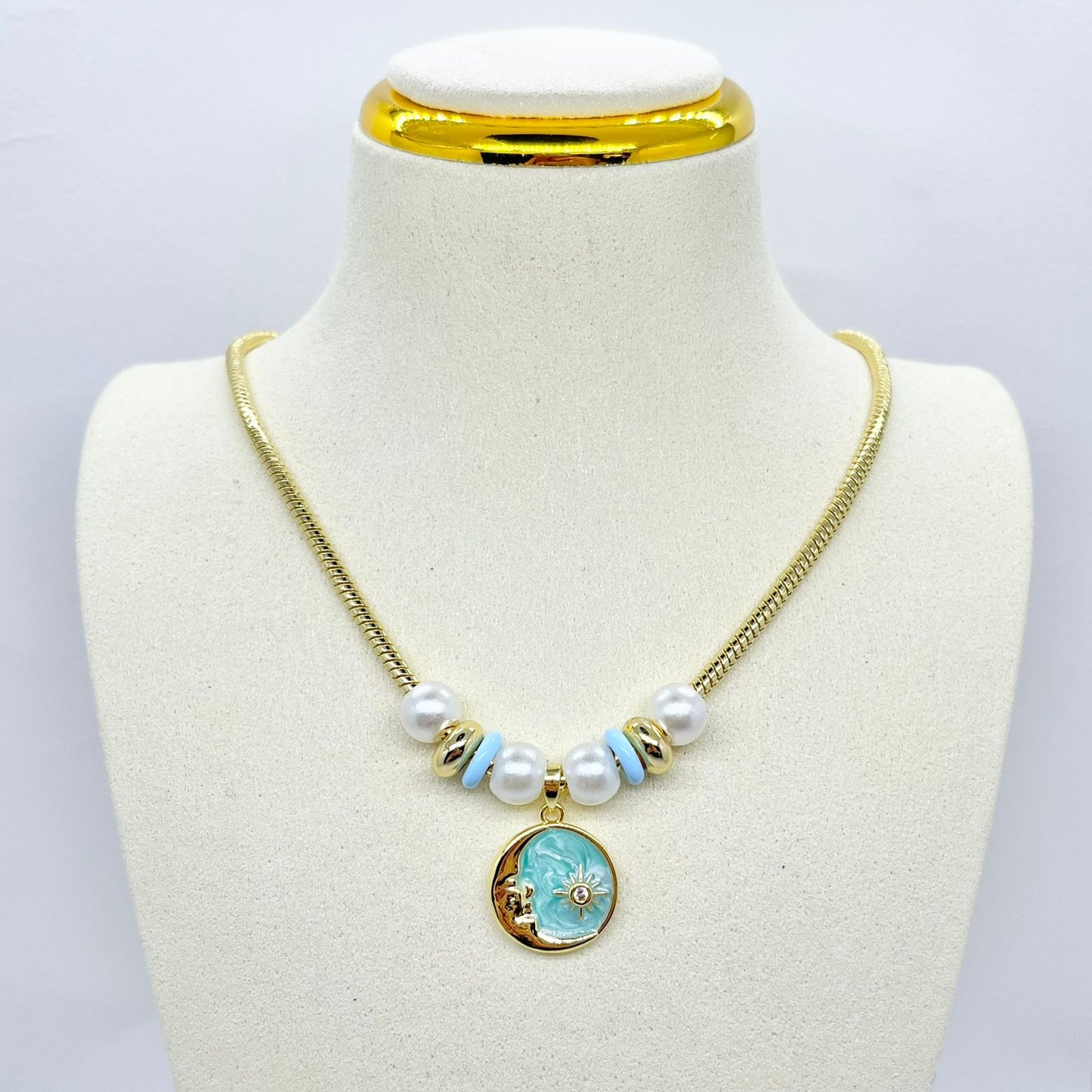 COLLAR PERLAS CON MEDIA LUNA AZUL