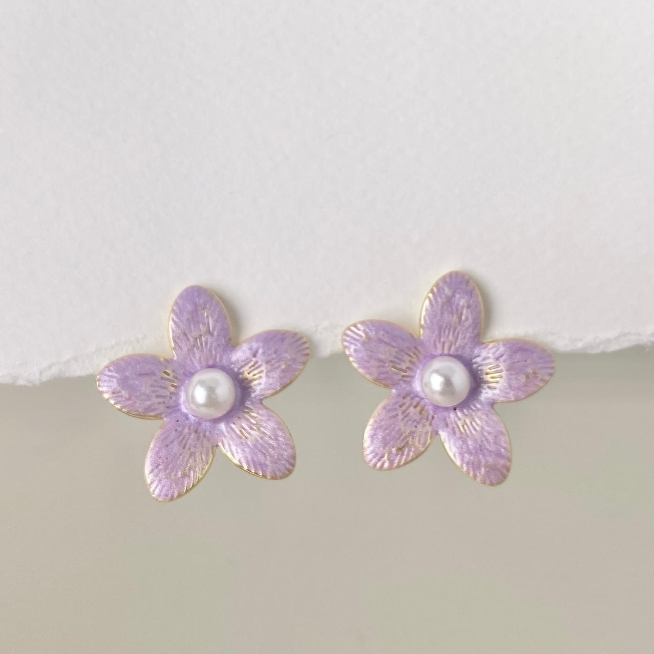ARETE FLOR LILA CON PERLA