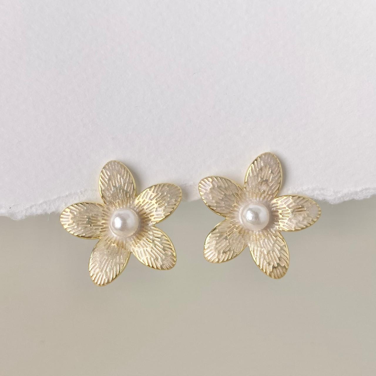 ARETE FLOR BLANCO CON PERLA