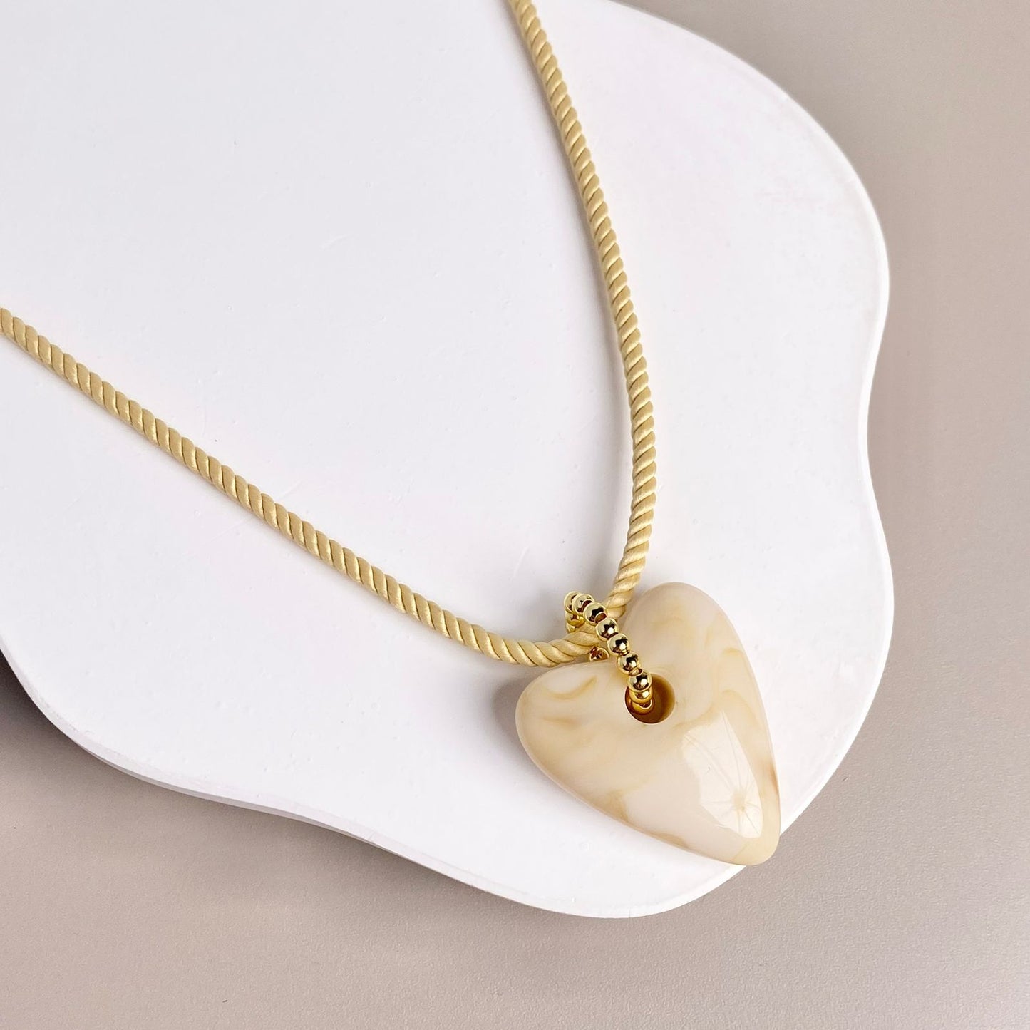 COLLAR CORAZON BEIGE