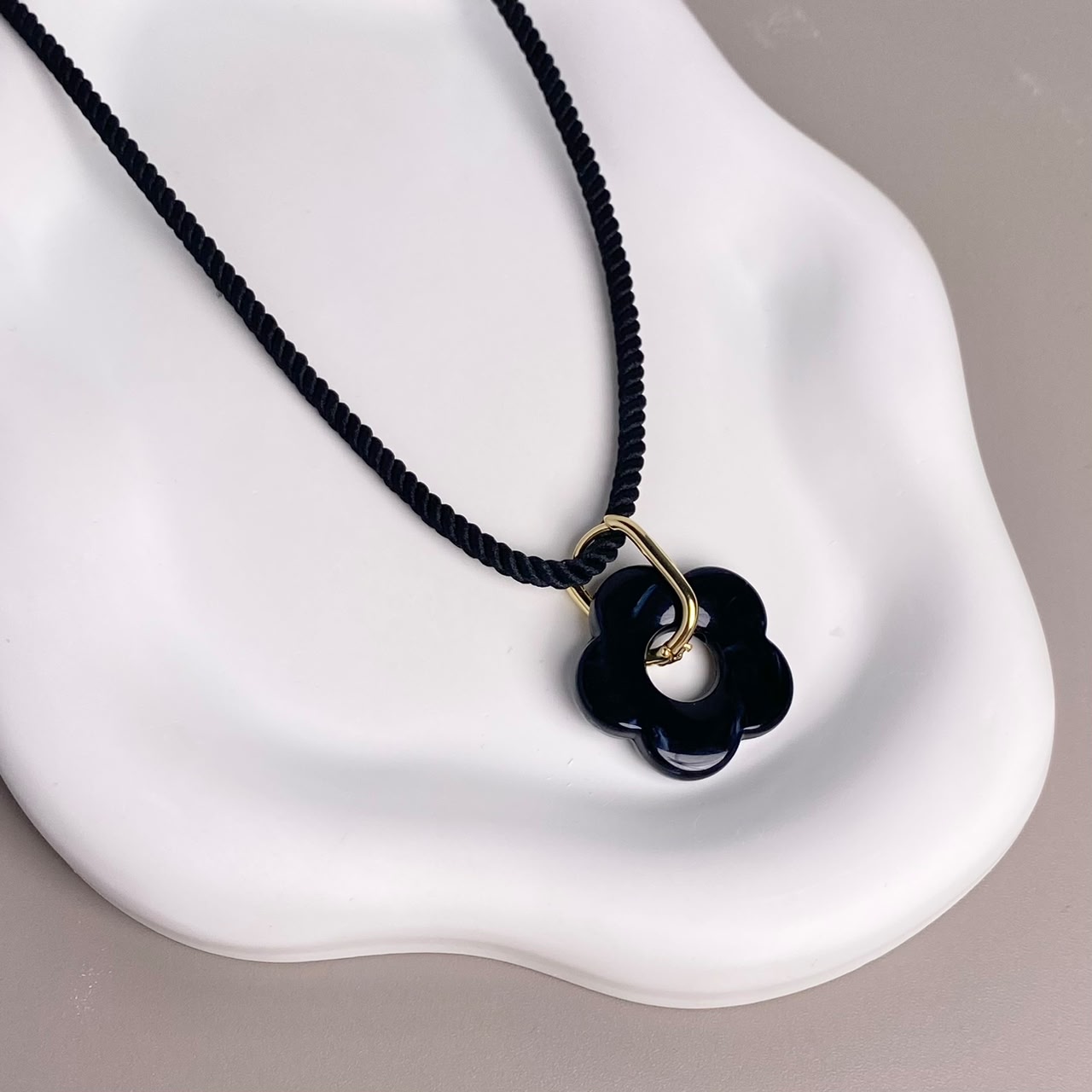 COLLAR FLOR NEGRO
