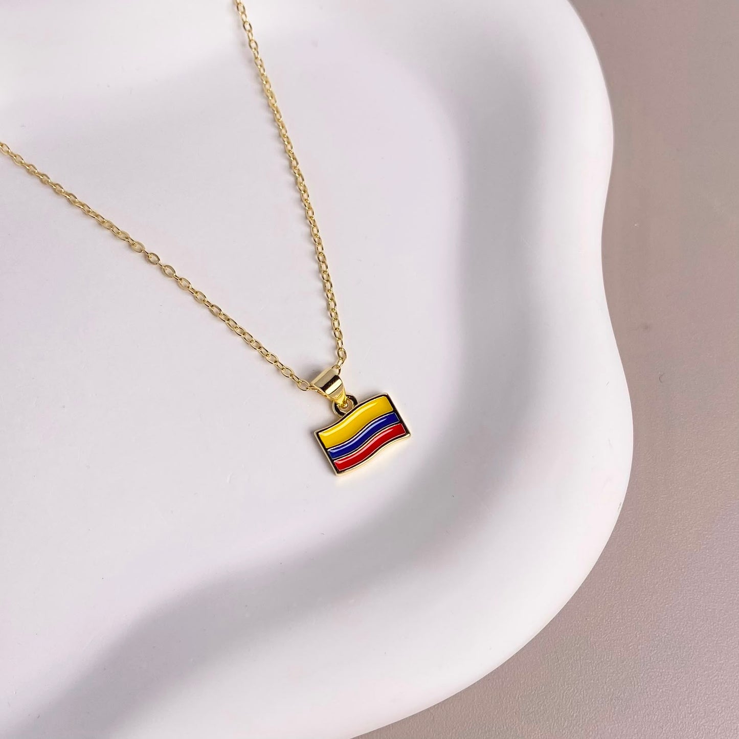 CADENA CON DIJE DE BANDERA