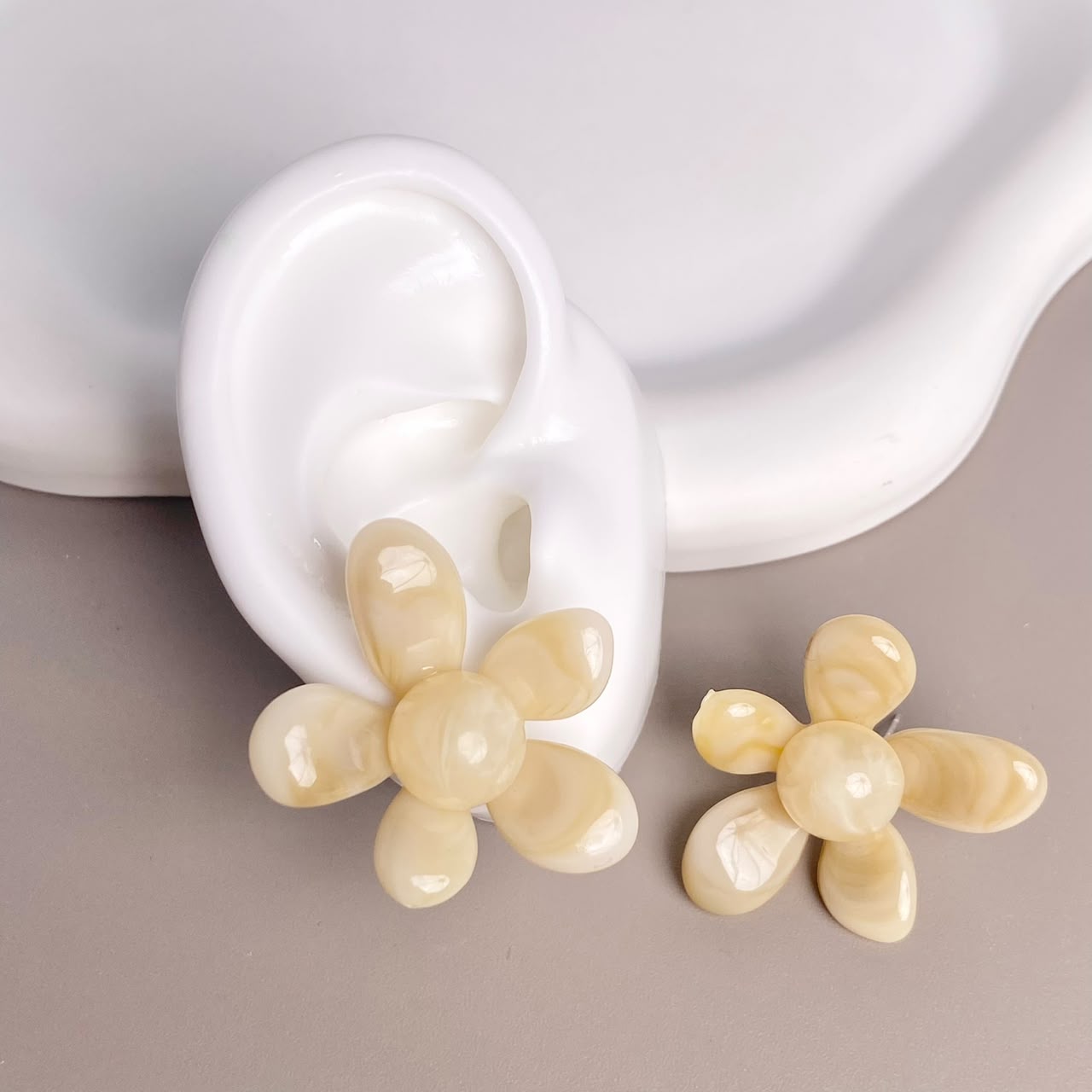ARETE FLOR BEIGE