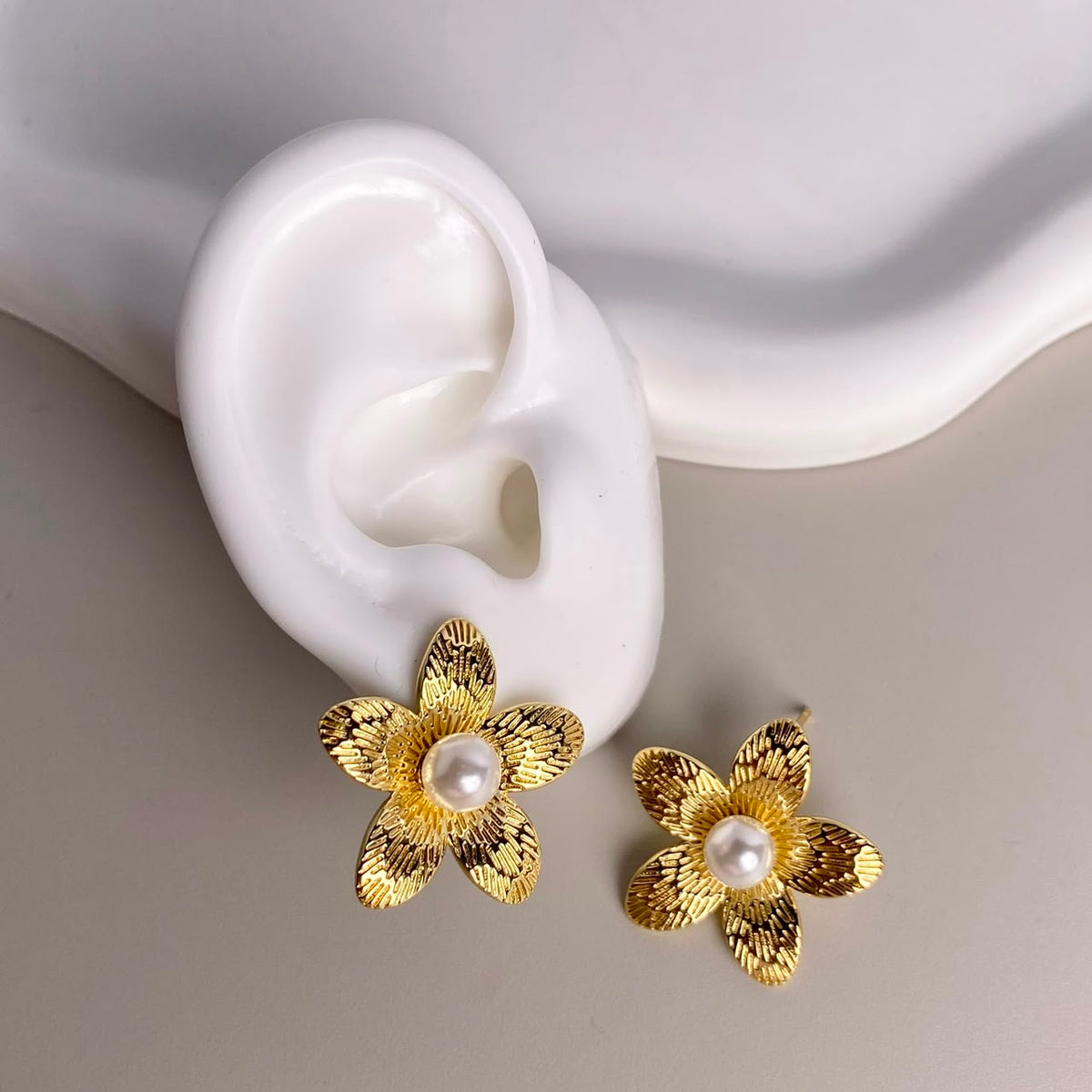 ARETE FLOR DORADA CON PERLA