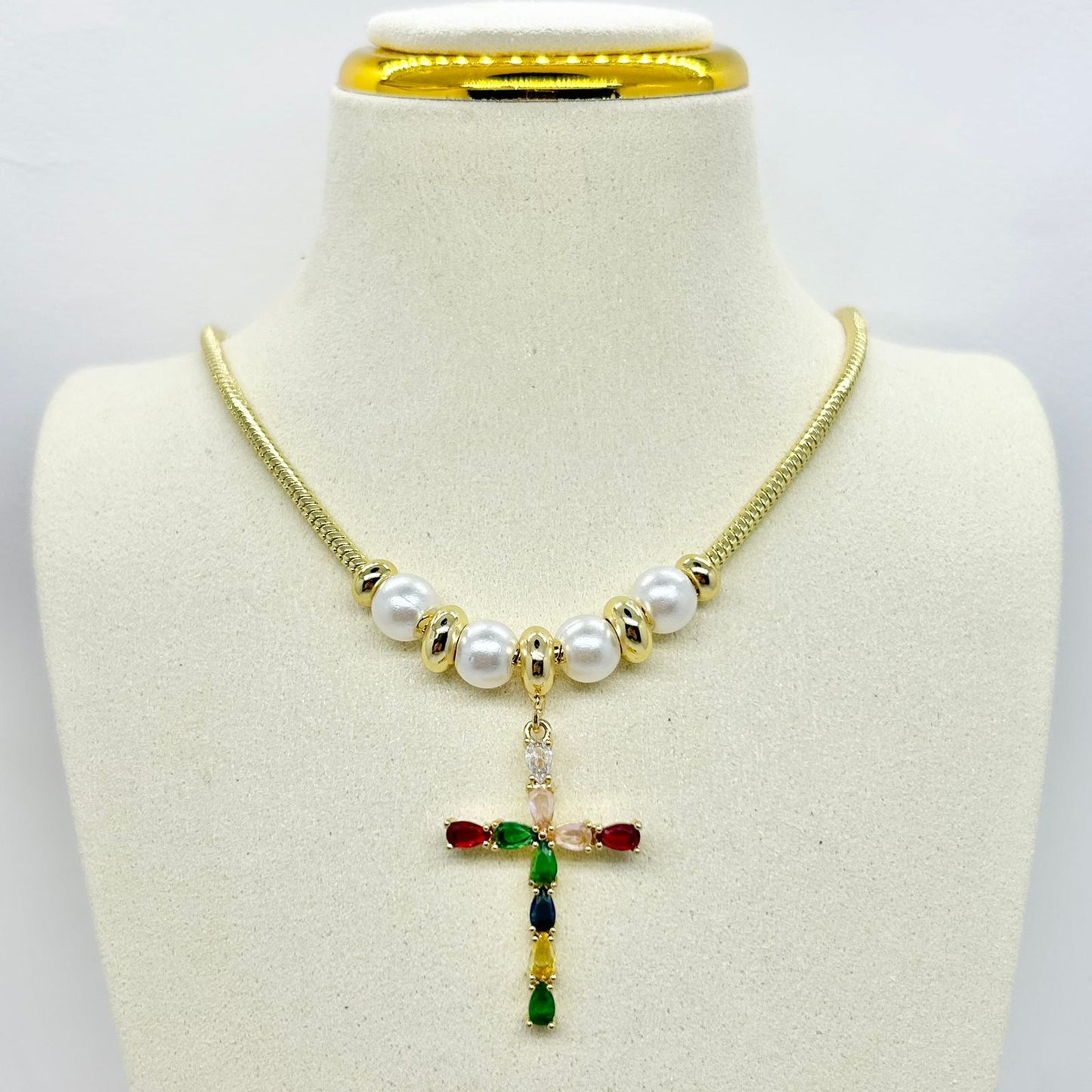 COLLAR PERLAS CON CRUZ DE COLORES