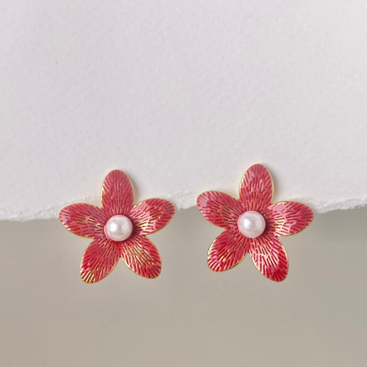 ARETE FLOR FUCSIA CON PERLA