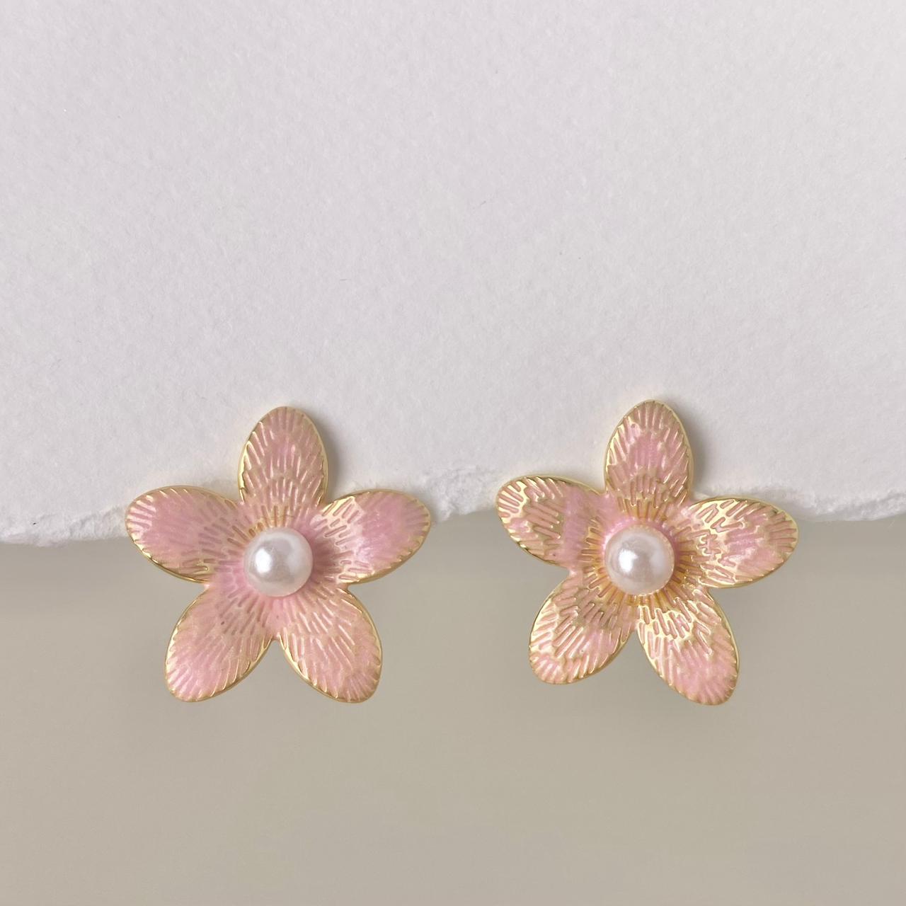 ARETE FLOR ROSADA CON PERLA