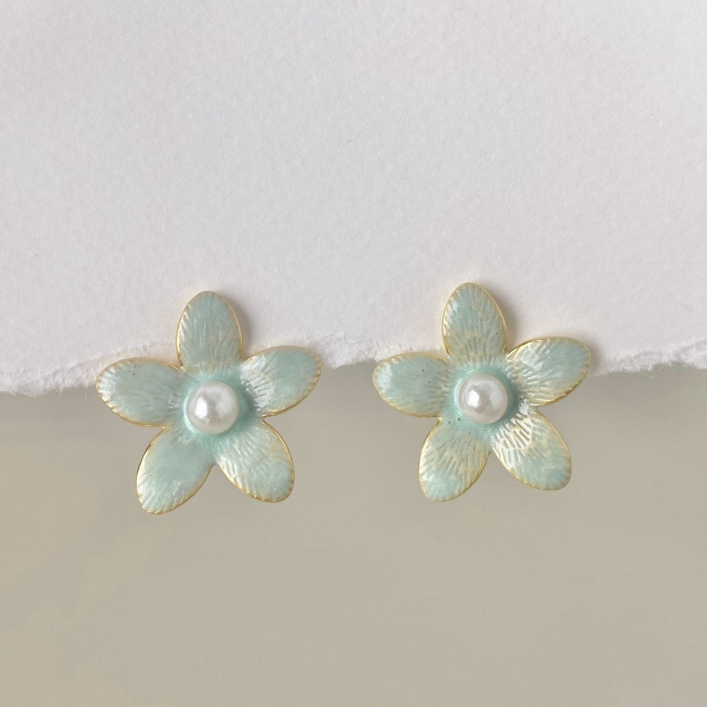 ARETE FLOR VERDE CON PERLA