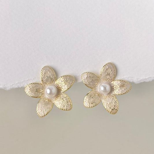 ARETE FLOR BLANCO CON PERLA