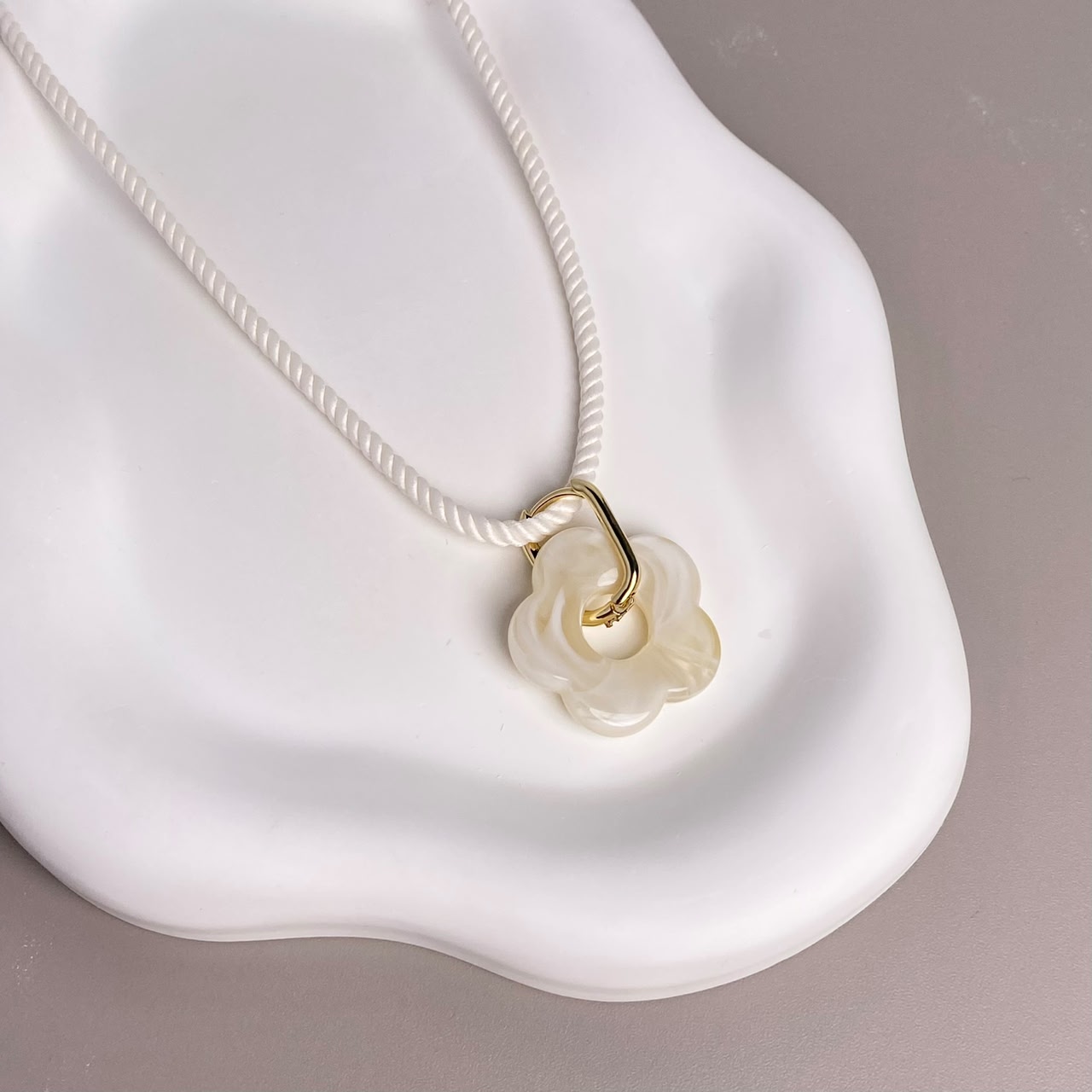 COLLAR FLOR BEIGE