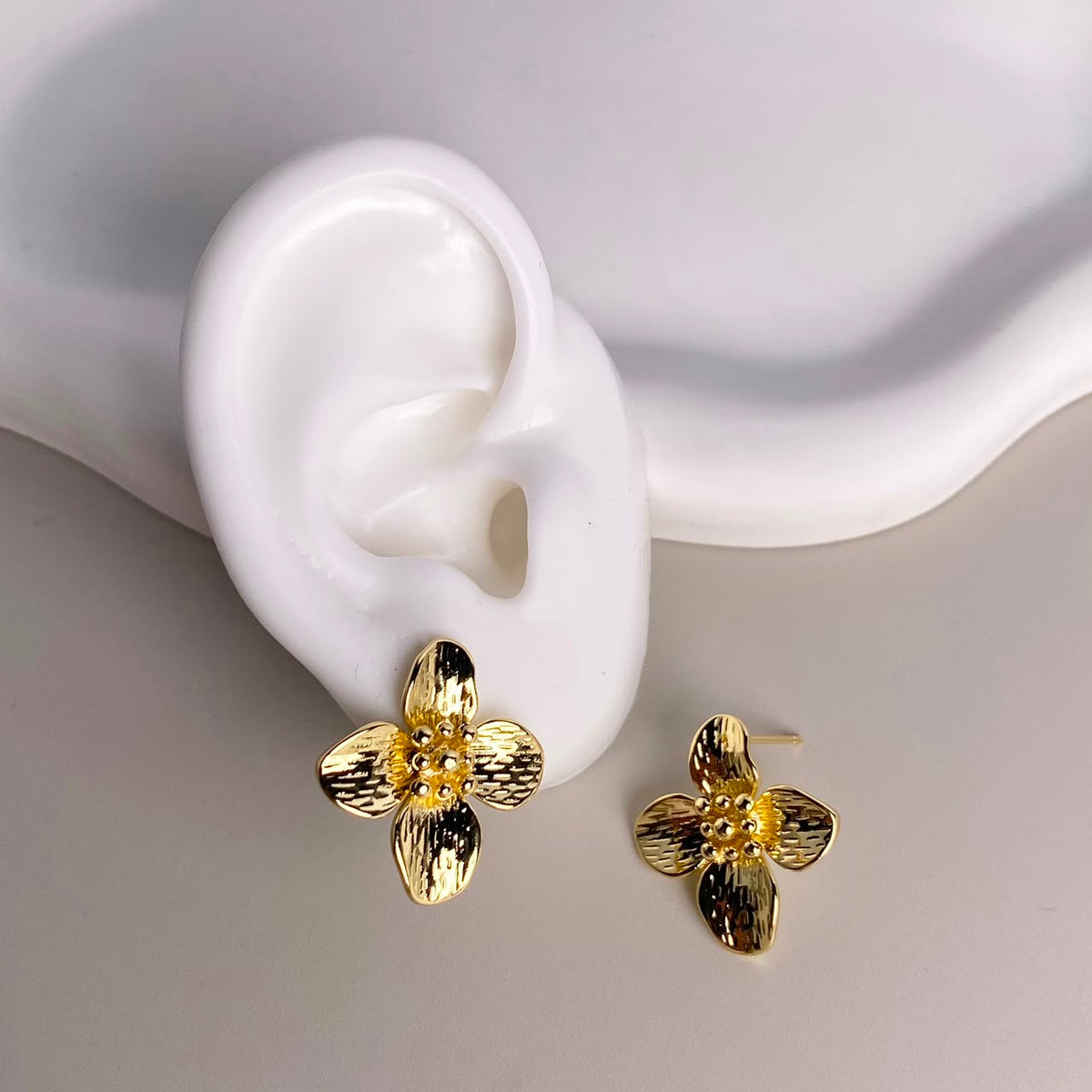 TOPOS FLOR 4 HOJAS DORADO